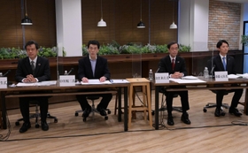 兵庫県知事選の立候補予定者が意見を交わしたオンライン公開討論会。（左から）金田峰生氏、中川暢三氏、金沢和夫氏、斎藤元彦氏＝１３日夜、神戸市中央区磯上通４、１２０ワークプレイス神戸（撮影・秋山亮太）