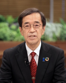 金沢和夫氏＝１３日夜、神戸市中央区磯上通４、１２０ワークプレイス神戸（撮影・小林良多）