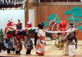 過去に上演された「首引」の場面（当日とは配役が異なる。セクターエイティエイト提供）