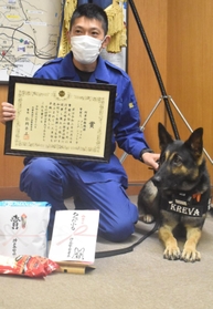 高齢男性の捜索に貢献し、署長感謝状を受けたクレバ号＝神戸市西区糀台５