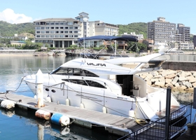 洲本温泉近くのマリーナで船内宿泊の新事業に使うクルーザー＝洲本市小路谷、サントピアマリーナ