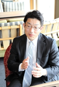 インタビューに答えるホテルニューアワジの木下学社長＝洲本市小路谷