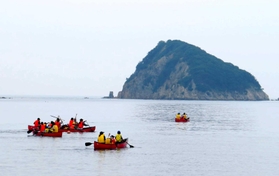 ２０１９年のオフラインキャンプでカヌーを楽しむ参加者（兵庫県青少年本部提供）