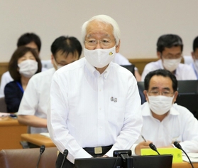 新型コロナの対策本部会議で、緊急事態宣言の解除と重点措置について話す井戸敏三知事（中央）＝１７日午後、神戸市中央区の兵庫県災害対策センター（撮影・鈴木雅之）