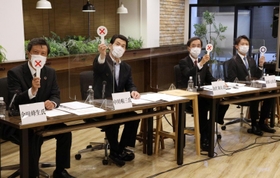 公開討論会で、五輪開催の賛否を示す（左から）金田峰生氏、中川暢三氏、金沢和夫氏、斎藤元彦氏＝１３日、神戸市中央区磯上通４、１２０ワークプレイス神戸（撮影・小林良多）