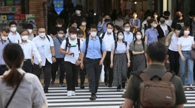 夕方、マスク姿で街を歩く人たち。週明けに緊急事態宣言が解除されることが決まり、酒類の提供も解禁されるが、新型コロナウイルス再拡大への警戒は続く＝１７日午後、神戸市中央区（撮影・鈴木雅之）