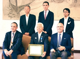 フランス国家功労勲章を受けた井戸敏三兵庫県知事（前列中央）と駐日フランス大使（同左）ら＝県公館