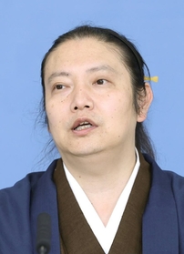 記者会見する服部修氏＝兵庫県庁
