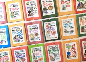 世界各地の味をレトルトで販売。寄付がついた商品もある＝神戸市東灘区（撮影・小林良多）