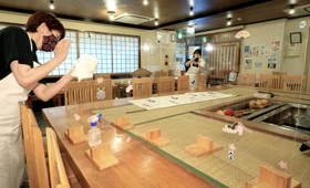 約２カ月ぶりの酒類提供の再開を前に、感染対策などを徹底する店員ら＝神戸市中央区下山手通１、酒肆大関（撮影・鈴木雅之）