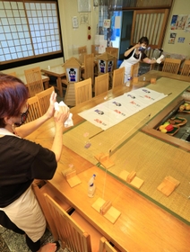 約２カ月ぶりの酒類提供の再開を前に、感染対策などを徹底する店員ら＝神戸市中央区下山手通１、酒肆大関（撮影・鈴木雅之）