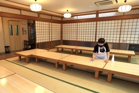 約２カ月ぶりの酒類提供の再開を前に、感染対策などを徹底する店員ら＝神戸市中央区下山手通１、酒肆大関（撮影・鈴木雅之）