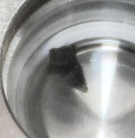 外気に触れないように一つずつ容器に入れられた粒子＝２０日午前、兵庫県佐用町、スプリング８