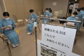 和服姿で新型コロナウイルスワクチンの接種を待つ旅館関係者ら＝神戸市北区有馬町、有馬グランドホテル（撮影・長嶺麻子）