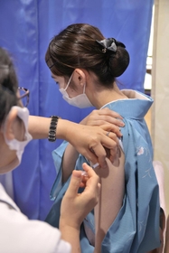 新型コロナウイルスのワクチンを接種する和服姿の女性＝神戸市北区有馬町、有馬グランドホテル（撮影・長嶺麻子）