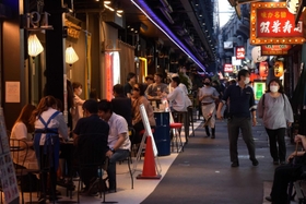 「まん延防止等重点措置」初日の夜。神戸・三宮の繁華街では食事を楽しむ人たちも多かった＝２１日午後、神戸市中央区（撮影・秋山亮太）