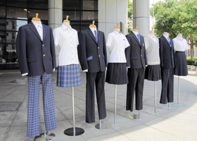「神戸モデル標準服」の（左から）Ａ、Ｂ、Ｃ、Ｄ案＝神戸市中央区東川崎町１