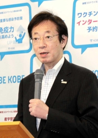新型コロナウイルスワクチン接種について会見で説明する久元喜造神戸市長＝２４日午後、同市役所