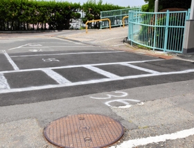 市営住宅の敷地内には、住民組織が線を引いたとみられる駐車区画が点在している＝神戸市長田区房王寺町