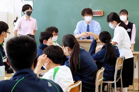 「まずはじっくり自分の意見を考えてみよう」と、中学生に呼び掛ける高校生＝伊丹市南野北２、笹原中学校