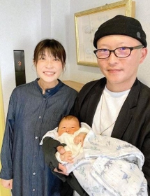陽向ちゃんを抱き、病院を退院する鄭信義さん（右）、まりえさん夫妻＝神戸市内（鄭さん提供）