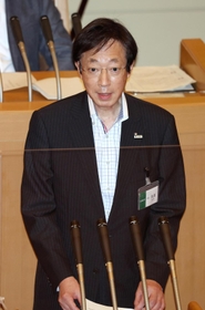 市会本会議で今秋の神戸市長選への立候補を表明する久元喜造市長＝２８日午後、神戸市中央区加納町６（撮影・小林良多）