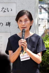 神戸空襲慰霊碑の前であいさつする在りし日の中田政子さん＝２０１８年６月、神戸市中央区