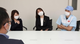 先輩と歓談する新入社員たち。入社時からマスク姿が日常で、互いに素顔を知らないケースも＝西宮市用海町、日本盛（撮影・秋山亮太）