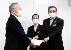 県経営者協会の三原会長（左）に要請書を手渡す県教委の西田教育次長（右）＝神戸市中央区京町（県教委提供）