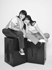 ポーズを決める孝橋杏瞳さん（左）と酒井菜摘さん。あえてモノクロにするのがトレンドだ
