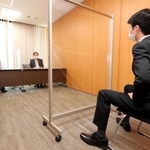 みなと銀行で感染対策の仕切り板越しに面接を受ける学生＝１日午前、神戸市中央区多聞通２（撮影・辰巳直之）