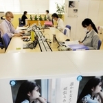全国で初めて開設された「こども・若者ケアラー」の専用相談窓口＝１日午前、神戸市中央区橘通３、市立総合福祉センター