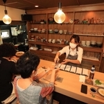 客に手指の消毒を求める店主。酒類を提供しない時短営業を始めた＝１日午後、神戸市中央区中山手通１