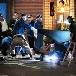 暴力団幹部が射殺された発砲事件の現場を調べる兵庫県警の捜査員＝２０１９年１１月、尼崎市内