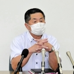 ２万円商品券の交付案について説明する丹波市の林時彦市長＝丹波市役所