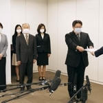 神戸市の長田淳教育長（右端）に報告書を手渡す調査委員会の佐藤功行委員長（右から２人目）ら＝３日午前、神戸市中央区東川崎町１（撮影・吉田敦史）