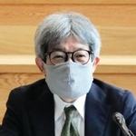 初めての定例会見に臨む平田オリザ学長＝豊岡市山王町
