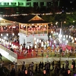 ２０１８年のデカンショ総踊りの様子＝丹波篠山市北新町、篠山城跡三の丸広場