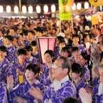 ２０１８年のデカンショ総踊りの様子＝丹波篠山市北新町、篠山城跡三の丸広場