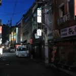 飲食店への休業や時短要請で、閑散とする繁華街＝５月末、神戸市中央区（撮影・吉田敦史）