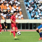 両校の生徒が見詰める中、白熱した試合を繰り広げる須磨東高と須磨友が丘高のイレブン＝神戸市須磨区、ユニバー記念競技場