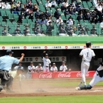 「第１回交流戦」で白熱した戦いを繰り広げる須磨東高と須磨友が丘高のナインら＝神戸市須磨区、ほっともっとフィールド神戸