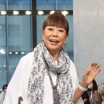 観客に手を振るコシノヒロコさん＝５日午後、神戸市中央区脇浜海岸通１、兵庫県立美術館（撮影・吉田敦史）