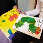 父親から体罰を受けた女性（左）。「自分は手を上げないよう子どもに寄り添った」。長男（右）と読み聞かせの思い出を振り返る＝神戸市内