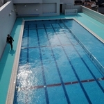 夏を控え、待ち遠しいプールの授業。コロナ禍の中、自治体によって実施の対応が分かれる＝尼崎市内