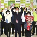 再選を果たし、支持者とともに喜ぶ仲田一彦氏（中央）＝三木市大塚２（撮影・中西大二）