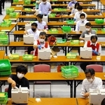 票を数え直す市職員ら＝７日午前０時５６分、尼崎市西長洲町１、ベイコム総合体育館