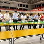 全候補者の残票を数え直す尼崎市職員ら＝尼崎市西長洲町１