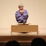高座から４４日ぶりの昼席再開を喜ぶ桂三実さん＝神戸市兵庫区新開地２、神戸新開地・喜楽館（撮影・（撮影・三津山朋彦）