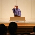 高座から４４日ぶりの昼席再開を喜ぶ桂三実さん＝神戸市兵庫区新開地２、神戸新開地・喜楽館（撮影・（撮影・三津山朋彦）